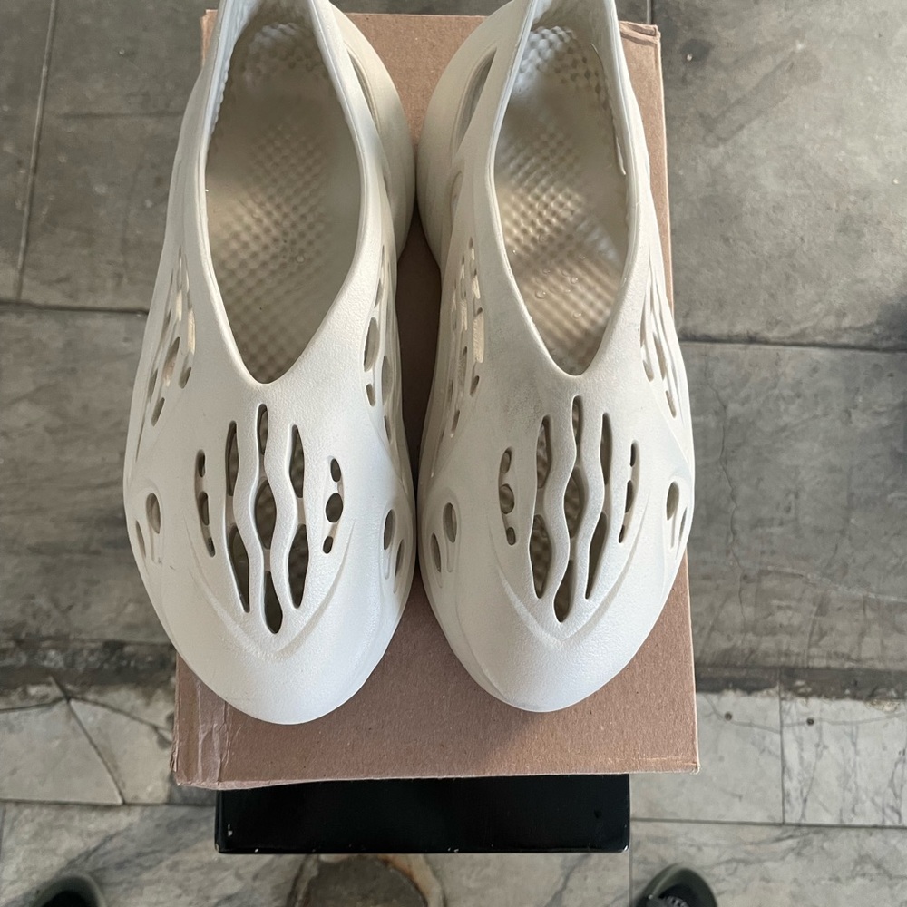 YEEZY FOAM RNNR - Picture 2 of 5